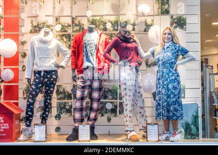 Cork City, Cork, Irland. Dezember 2020. Robyn Horgan bringt den letzten Schliff in die Schaufensterauslage von Fat Face in der Princes Street in Cork, Irland. - Credit; David Creedon / Alamy Live News Stockfoto