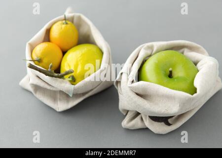 Früchte in wiederverwendbaren Leinenbeuteln für den Lebensmitteleinkauf Stockfoto