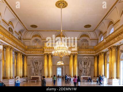 Sankt Petersburg, Russland. Das Innere des russischen Staatsmuseums der Eremitage. Tolles Zimmer, Wände und Decken mit barocken Ornamenten dekoriert Stockfoto