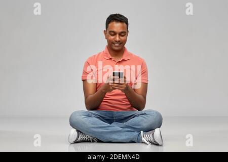 Gerne Inder mit Smartphone Stockfoto
