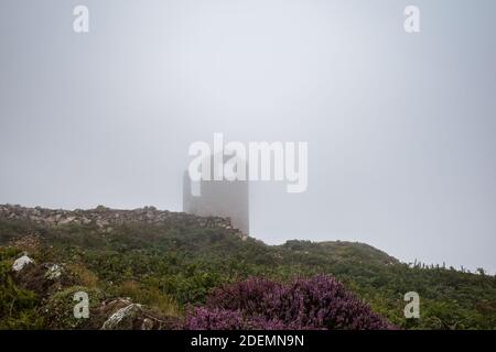 Pendeen, Cornwalli, Großbritannien: Ruinen der alten Zinnmine im Nebel. Entlang tne Cornish coqst Pfad. Stockfoto