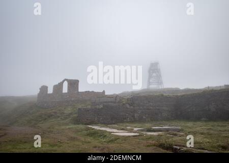 Pendeen, Cornwalli, Großbritannien: Ruinen der alten Zinnmine im Nebel. Entlang tne Cornish coqst Pfad. Stockfoto