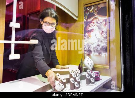 Cork City, Cork, Irland. Dezember 2020. Tricia Keane verkleidet die Schaufensterauslage der Keanes Juweliere in der Oliver Plunkett Street, Cork an ihrem ersten Tag zurück nach einer sechswöchigen Sperre aufgrund von Covid Level fünf Einschränkungen - Credit; David Creedon / Alamy Live News Stockfoto