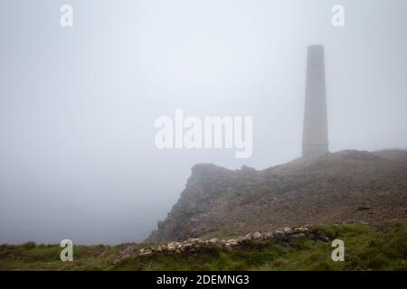 Pendeen, Cornwalli, UK: Alter Schornstein auf dem alten Zinnbergwerk im Nebel Stockfoto