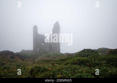 Pendeen, Cornwalli, Großbritannien: Ruinen der alten Zinnmine im Nebel. Entlang tne Cornish coqst Pfad. Stockfoto