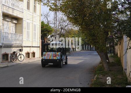 ISTANBUL, TÜRKEI - 27. Okt 2020: Istanbul, Türkei - 27. Oktober 2020 : ein Elektrofahrzeug auf einer der berühmten Prinzeninseln, Burgazada auf ist Stockfoto