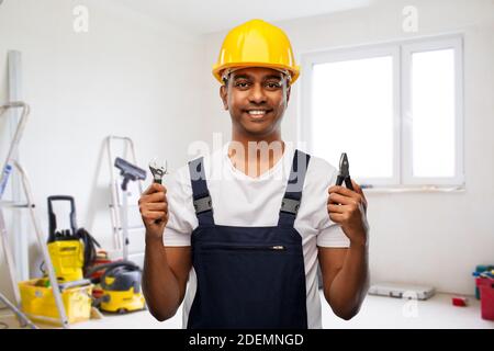 indischer Baumeister im Helm mit Schraubenschlüssel und Zange Stockfoto