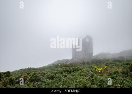 Pendeen, Cornwalli, Großbritannien: Ruinen der alten Zinnmine im Nebel. Entlang tne Cornish coqst Pfad. Stockfoto