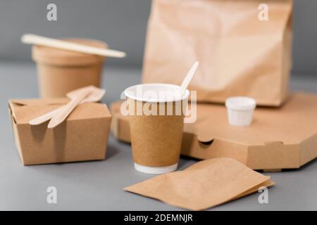 Einweg-Papierbehälter für Essen zum Mitnehmen Stockfoto