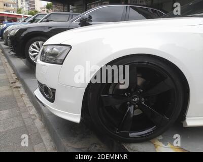 ISTANBUL, TÜRKEI - 13. Jul 2020: Istanbul, Türkei - 13. Juli 2020 : EIN weißer Audi mit einem schwarzen auf einem Gebrauchtmarkt außerhalb von Seite vi Stockfoto