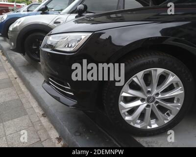 ISTANBUL, TÜRKEI - Jul 13, 2020: Istanbul, Türkei - July 13, 2020 : EIN schwarzer Audi mit zwei Mini Cooper auf einem Gebrauchtmarkt außerhalb von sid Stockfoto