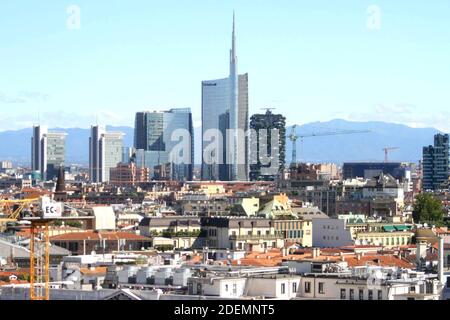 Fotorepertoire, Italien. Dezember 2020. EIN TAG DES KLAREN HIMMELS NACH DEM NÄCHTLICHEN STURM, DIE SKYLINE VON MAILAND UND DIE BERGE VOM DACH DER KATHEDRALE VON MAILAND GESEHEN, DER UNICREDIT TURM VON CESAR PELLI (MAILAND - 2016-07-14, ALBERTO CATTANEO) ps das Foto kann in dem Respekt für den Kontext verwendet werden, in dem es aufgenommen wurde, und ohne die diffamierende Absicht des Dekorums der Menschen vertreten redaktionelle Verwendung nur Kredit: Unabhängige Fotoagentur/Alamy Live News Stockfoto