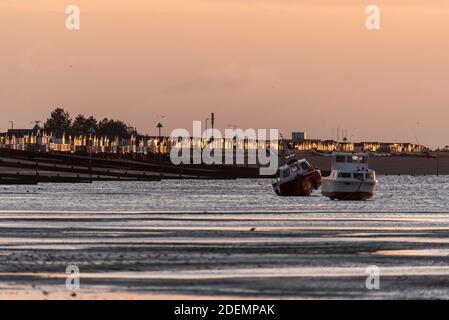 Sonneneinstrahlung Reihe von Strandhütten bei Sonnenaufgang, Sonnenaufgang am ersten Tag des meteorologischen Winters, Dezember 2020 in Southend on Sea, Essex, UK. Reihe von Hütten Stockfoto