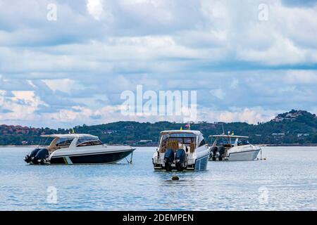 Bo Phut Strand mit Booten auf Koh Samui Insel mit Blick auf Koh Pha-ngan, in Thailand. Stockfoto