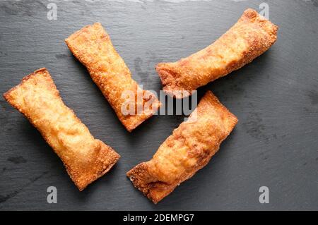 Hausgemachten Frühlingsrollen oder Frühlingsrolle gefüllt mit Gemüse Foto Stockfoto