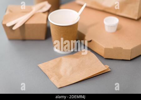 Einweg-Papierbehälter für Essen zum Mitnehmen Stockfoto