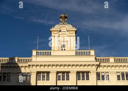 Globus auf dem Dach des ehemaligen Militärgeographischen Institutes in Wien, Österreich, Europa auf der Spitze des Hauptgebäudes des ehemaligen k.. Stockfoto