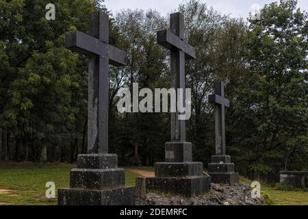 Weg zum Kreuz in den Bergen des baskenlandes Stockfoto