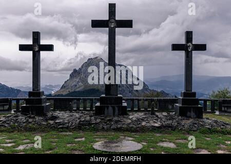 Weg zum Kreuz in den Bergen des baskenlandes Stockfoto