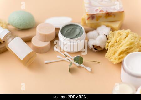 Seife, Pinsel, Schwamm, Tonmaske und Körperbutter Stockfoto