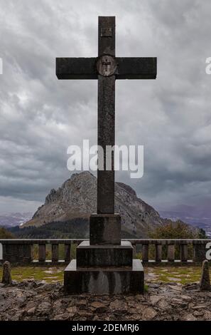 Weg zum Kreuz in den Bergen des baskenlandes Stockfoto