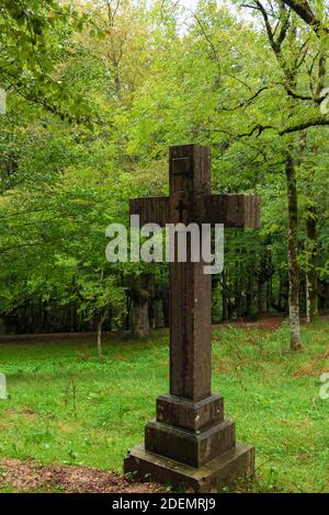 Weg zum Kreuz in den Bergen des baskenlandes Stockfoto