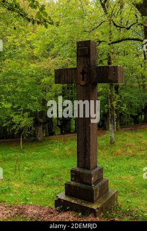 Weg zum Kreuz in den Bergen des baskenlandes Stockfoto