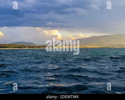 Blick auf Gewitterwolken über dem Wasser. Stockfoto