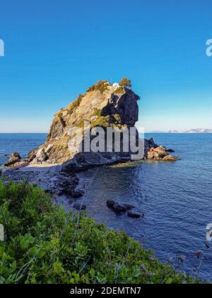 Der berühmte Felsen Kastri mit der kleinen Kirche Agios Ioannis in Skopelos, Sporaden, Griechenland Stockfoto