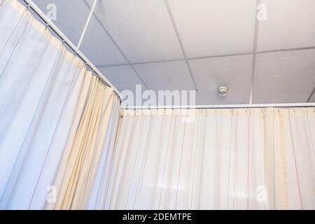 Ein Innenraum eines Krankenhauszimmers vom Bett aus gesehen Mit geschlossenen Vorhängen Stockfoto