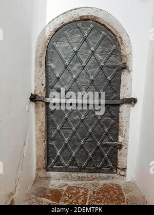 Schöne alte Metalltür mit Ornamenten in einer mittelalterlichen Burg In Österreich Stockfoto