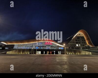 (201201) -- PEKING, 1. Dezember 2020 (Xinhua) -- Telefonfoto vom 1. Dezember 2020 zeigt eine Außenansicht des neuen Bahnhofsgebäudes des Yanqing Bahnhofs im Bezirk Yanqing in Peking, der Hauptstadt Chinas. Die Yanqing-Linie, eines der wichtigsten Verkehrsinfrastrukturprojekte für die Olympischen Winterspiele 2022 in Peking, wurde am Dienstag zusammen mit dem neuen Bahnhofsgebäude des Yanqing-Bahnhofs offiziell in Betrieb genommen. Die 9.33 Kilometer lange Strecke mit einer Geschwindigkeit von 160 Stundenkilometern bietet eine deutlich schnellere Verbindung zwischen Yanqing und der Innenstadt von Peking. (Xinhua) Stockfoto