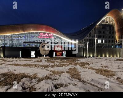 (201201) -- PEKING, 1. Dezember 2020 (Xinhua) -- Telefonfoto vom 1. Dezember 2020 zeigt eine Außenansicht des neuen Bahnhofsgebäudes des Yanqing Bahnhofs im Bezirk Yanqing in Peking, der Hauptstadt Chinas. Die Yanqing-Linie, eines der wichtigsten Verkehrsinfrastrukturprojekte für die Olympischen Winterspiele 2022 in Peking, wurde am Dienstag zusammen mit dem neuen Bahnhofsgebäude des Yanqing-Bahnhofs offiziell in Betrieb genommen. Die 9.33 Kilometer lange Strecke mit einer Geschwindigkeit von 160 Stundenkilometern bietet eine deutlich schnellere Verbindung zwischen Yanqing und der Innenstadt von Peking. (Xinhua) Stockfoto