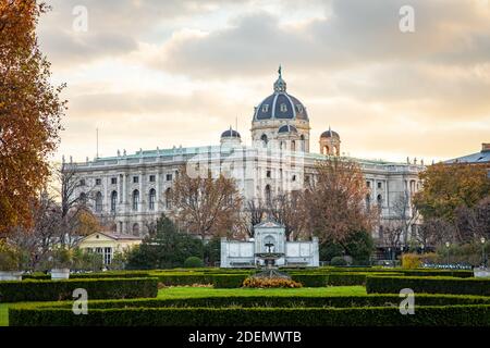 Naturmuseum und Grillparzer-Denkmal in Wien, Österreich Stockfoto