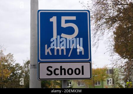 Geschwindigkeitswarnschild wegen EINER Schule in der Gegend In Amsterdam Niederlande 22-10-2020 Stockfoto