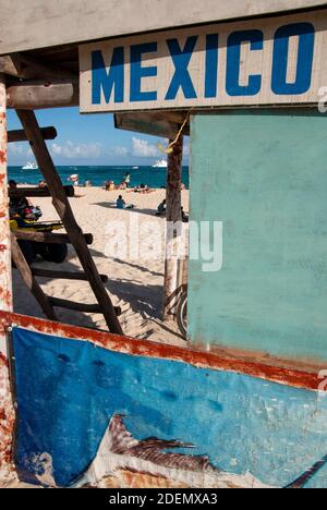 Altes Holzschild mit Mexiko an einem öffentlichen Strand in Playa del Carmen, Mexiko. Im Hintergrund der Strand und das Karibische Meer Stockfoto