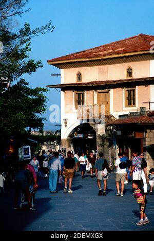 Touristen zu Fuß entlang Socratous Straße in der Altstadt oder Historischer Bezirk von Rhodos Griechenland Stockfoto