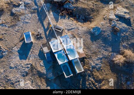 BUENA VISTA VALLEY, NEVADA, VEREINIGTE STAATEN - Nov 30, 2020: Freiwillige haben gebrauchte Badewannen in einzelne private Tauchbecken mit Rohrleitung wiederverwertet Stockfoto