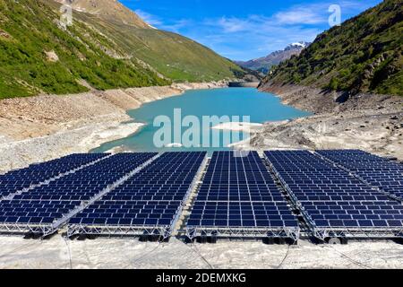 Sonnenkollektoren des ersten schwimmenden alpinen Solarkraftwerks des Schweizer Energieunternehmens Romande Energie liegt bei Niedrigwasser auf dem S Stockfoto