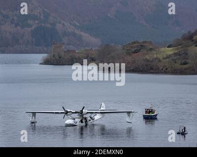 Temple Pier, Loch Ness, Highland, Schottland, 1. Dezember 2020. Catalina, „Miss Pick Up“, wird bereit gemacht, nachdem sie mit einem Kran wieder ins Wasser abgesenkt wurde, um über Inverness nach Duxford zurückzukehren. Das Wasserflugzeug stieß am Samstag, den 17. Oktober, auf Motorprobleme und blieb am Temple Pier bei Drumnadrochit, bis ein Ersatzsteuerbordmotor eingebaut und getestet werden konnte. Konsolidierte PBY-5A Catalina Wasserflugzeug „Miss Pick Up“ 433915/G-PBYA. Stockfoto