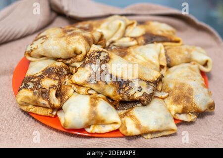 Gefüllte Pfannkuchen gefüllt auf einem Teller, ein köstliches Dessert in der heimischen Küche Stockfoto