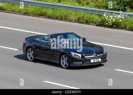 2013 schwarz Mercedes-Benz SL350 Auto; Fahrzeugverkehr, bewegliche Fahrzeuge, Autos, Fahrzeug fahren auf britischen Straßen, Motoren, Fahren auf der Autobahn M6 Autobahn UK Straßennetz. Stockfoto