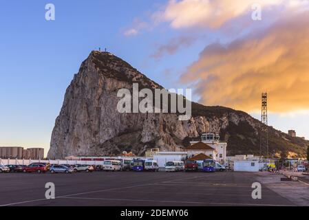 Der Felsen von Gibraltar von der Grenze aus gesehen Stockfoto