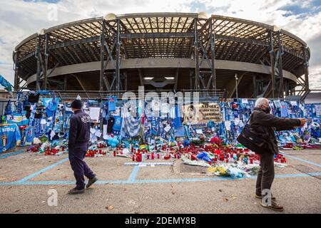 NAPOLI, ITALIEN - 1. DEZEMBER 2020 - die Hommage an die Fans von Diego Armando Maradona vor dem San Paolo Stadion in Neapel, Italien Stockfoto