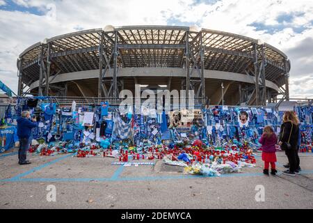 NAPOLI, ITALIEN - 1. DEZEMBER 2020 - die Hommage an die Fans von Diego Armando Maradona vor dem San Paolo Stadion in Neapel, Italien Stockfoto