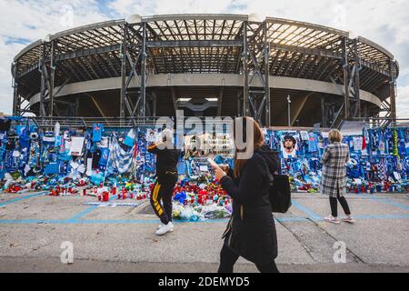 NAPOLI, ITALIEN - 1. DEZEMBER 2020 - die Hommage an die Fans von Diego Armando Maradona vor dem San Paolo Stadion in Neapel, Italien Stockfoto