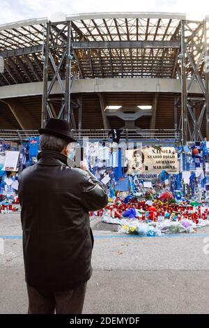 NAPOLI, ITALIEN - 1. DEZEMBER 2020 - die Hommage an die Fans von Diego Armando Maradona vor dem San Paolo Stadion in Neapel, Italien Stockfoto