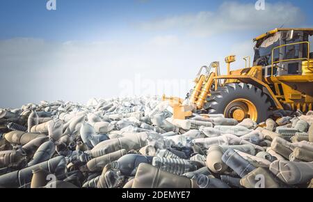 Bulldozer Mouve Berge von Plastikflaschen. Konzept der ökologischen Katastrophe und recycelbaren Material. 3d-Rendering. Stockfoto