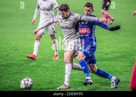 Pawel Wszolek von Legia und Jakub Holubek von Piast sind in Aktion während der polnischen PKO Ekstraklasa League-Spiel zwischen Legia Warszawa und Piast Gliwice im Marschall Jozef Pilsudski Legia Warsaw Municipal Stadium gesehen. (Endstand; Legia Warszawa 2:2 Piast Gliwice) Stockfoto