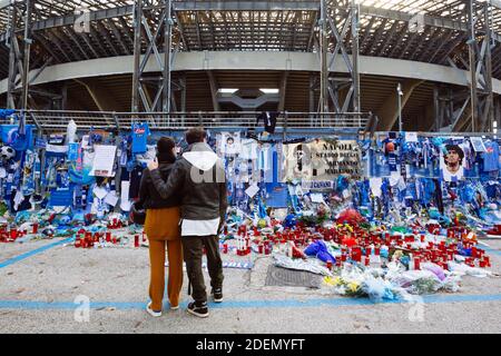 NAPOLI, ITALIEN - 1. DEZEMBER 2020 - die Hommage an die Fans von Diego Armando Maradona vor dem San Paolo Stadion in Neapel, Italien Stockfoto